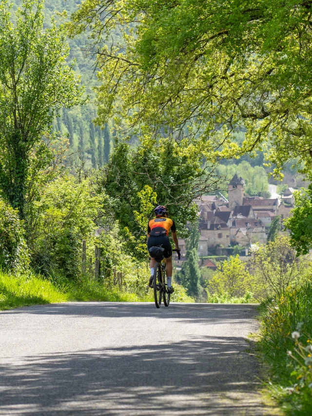 Cycliste arrivant à Autoire