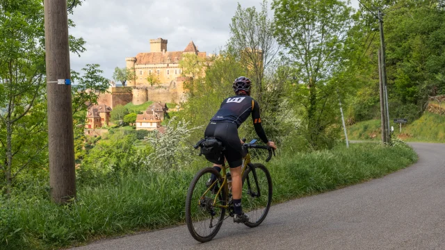 Cycliste au château de Castelnau-Bretenoux