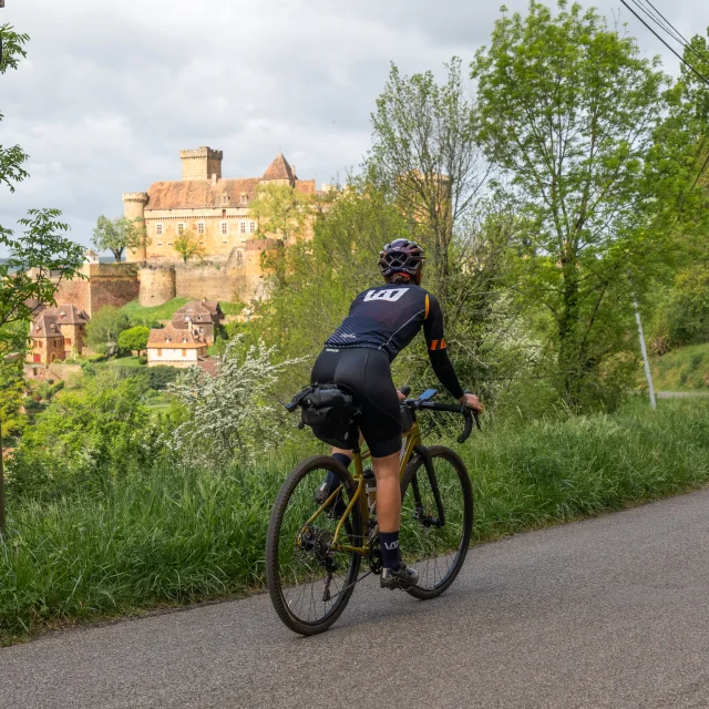 Cycliste au château de Castelnau-Bretenoux