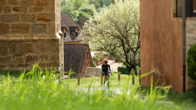 Cycliste au château de Castelnau-Bretenoux