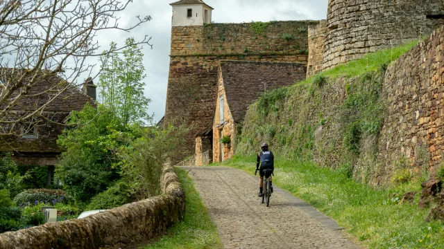 Cycliste au château de Castelnau-Bretenoux