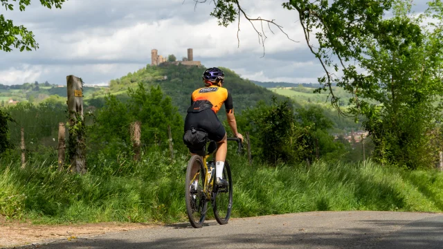 Cycliste avec point de vue sur les tours de Saint-Laurent