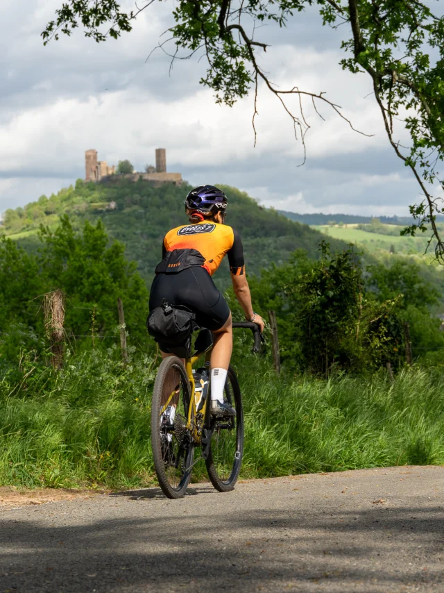 Cycliste avec point de vue sur les tours de Saint-Laurent