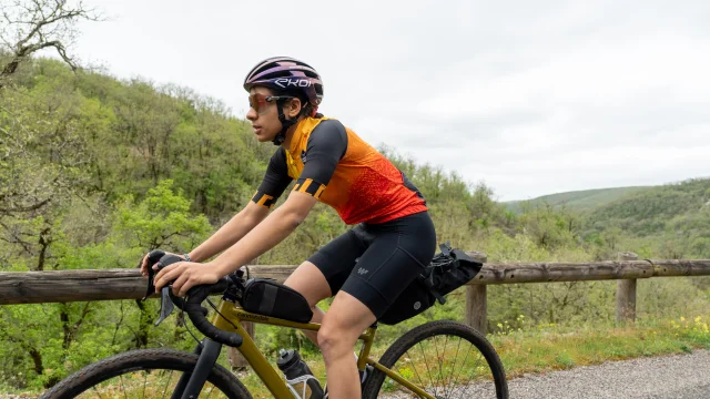 Cycliste dans la côte vers Rocamadour