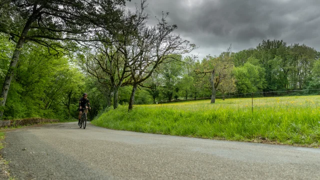 Cycliste dans une côte proche de Martel