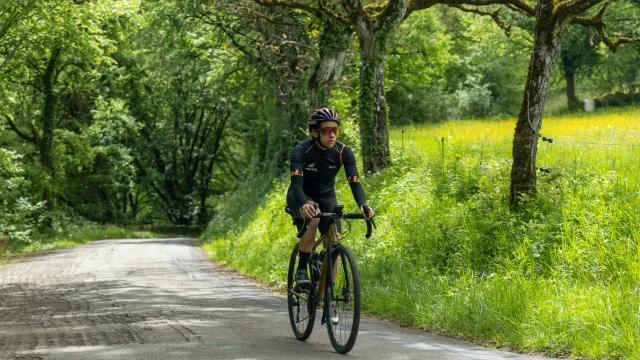 Cycliste dans une côte proche de Martel