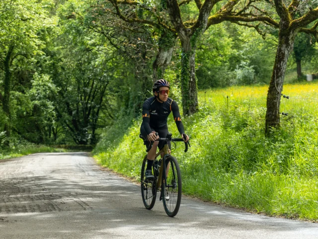 Cycliste dans une côte proche de Martel