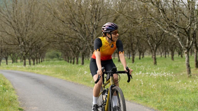 Cycliste dans une noyeraie