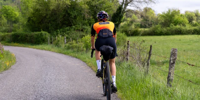 Cycliste en action sur petite route de campagne