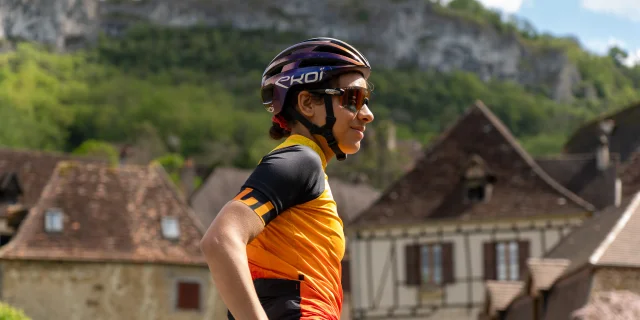 Cycliste en pause à Autoire