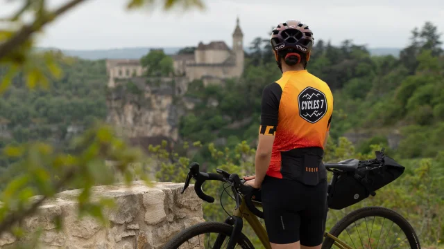 Cycliste en pause à Rocamadour