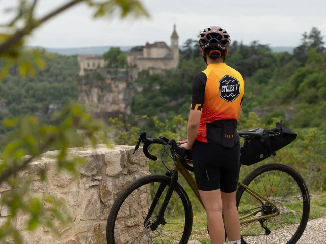 Cycliste en pause à Rocamadour