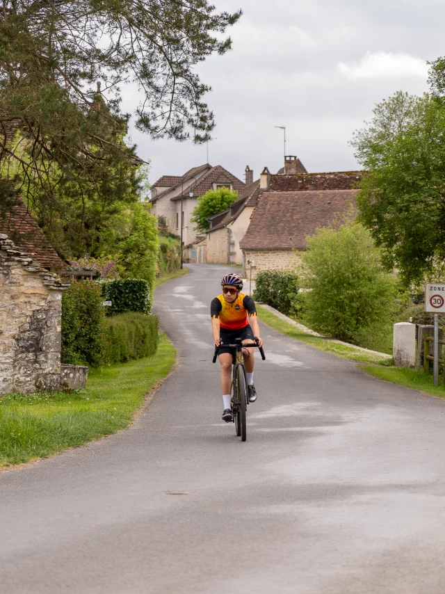 Traversée d'un hameau à vélo