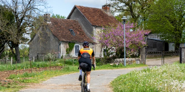 Traversée d'un hameau à vélo