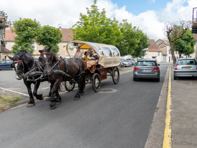 La calèche circule dans la ville de Gramat