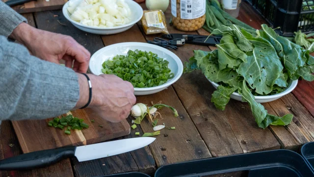 Préparation du repas au campement Nomades des Terres