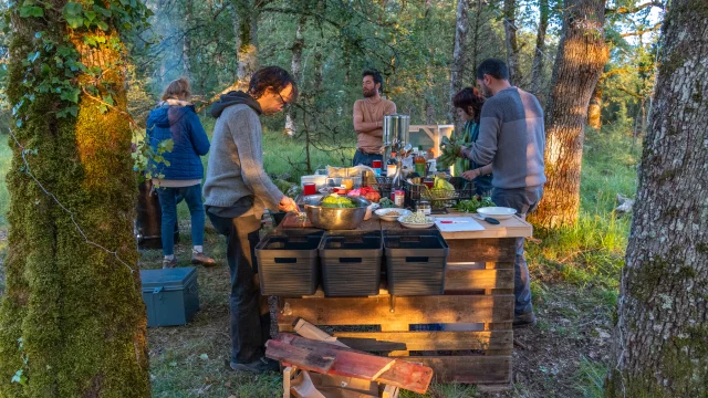 Préparation du repas au campement Nomades des Terres