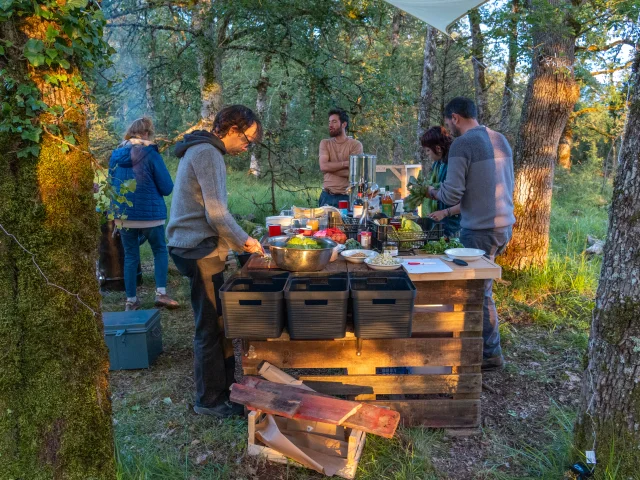 Préparation du repas au campement Nomades des Terres