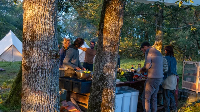 Préparation du repas au campement Nomades des Terres