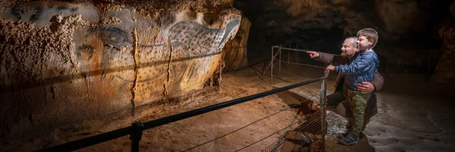 Chevaux ponctués - père et fils - vue serrée - Grotte du P