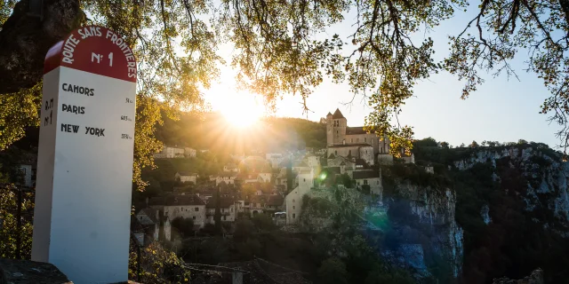 Borne de la route sans frontières à Saint-Cirq-Lapopie