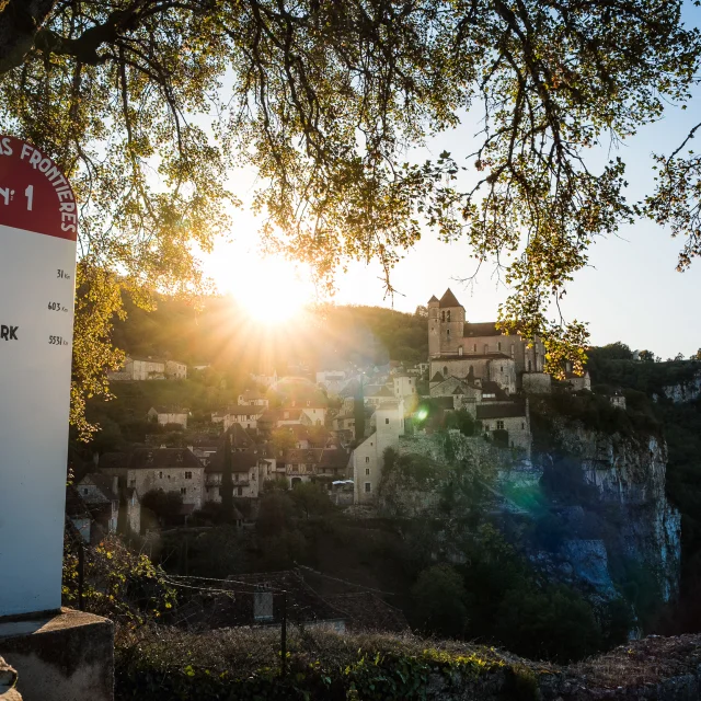 Borne de la route sans frontières à Saint-Cirq-Lapopie