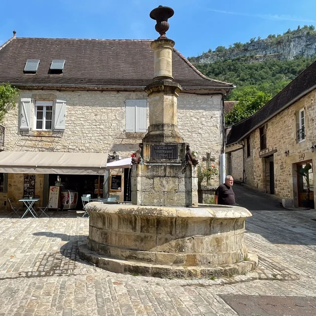 Place de la Fontaine à Autoire