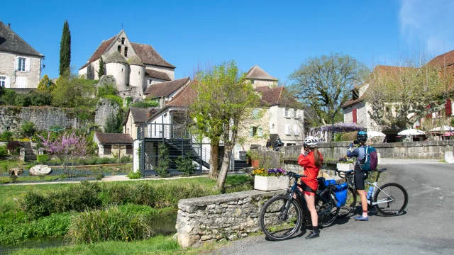 Cyclistes à Creysse sur la véloroute V87