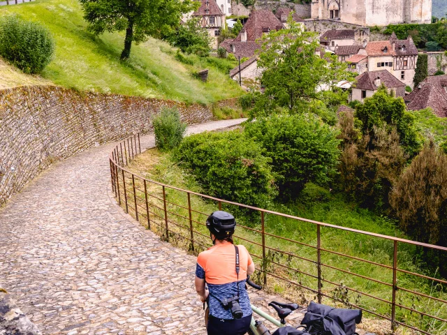 Sur la V86, vallée du Lot à vélo