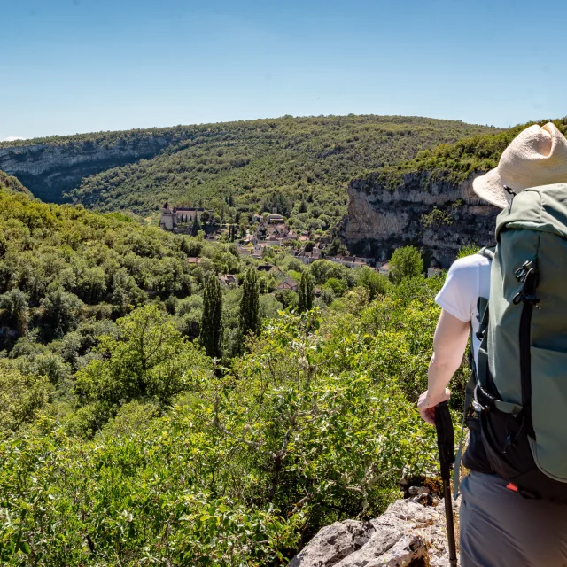 Arrivée sur Cabrerets, chemlin de Compostelle, voie du Célé