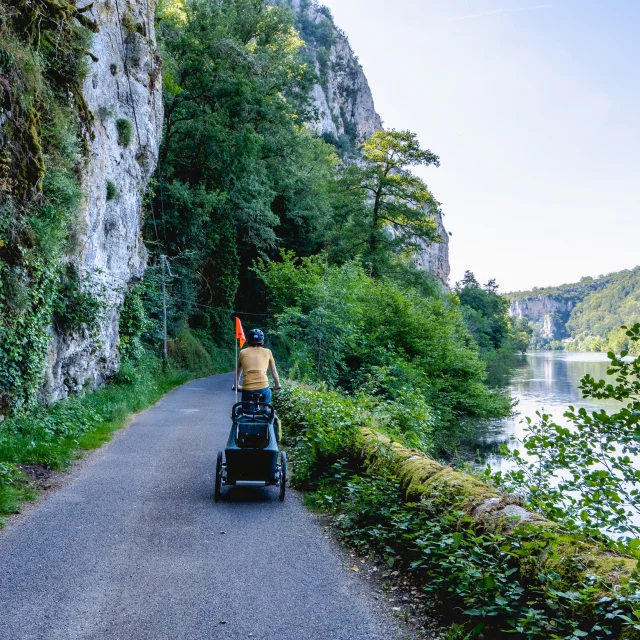 Sur la V86, vallée du Lot à vélo