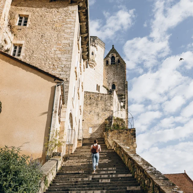 Montée des marches du grand escalier de Rocamadour