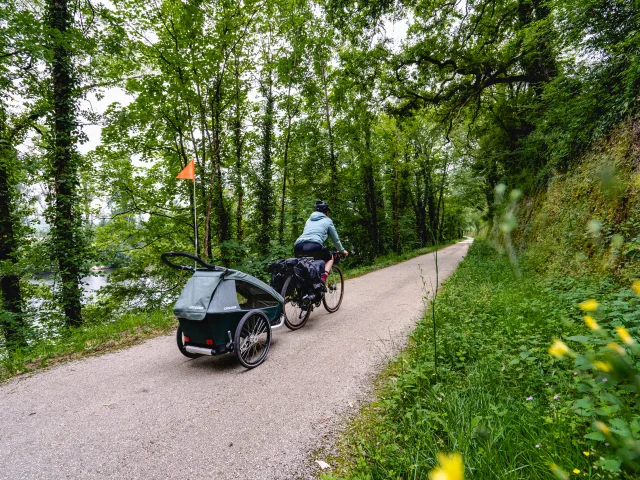 Sur la V86, vallée du Lot à vélo