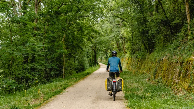 Sur la V86, vallée du Lot à vélo