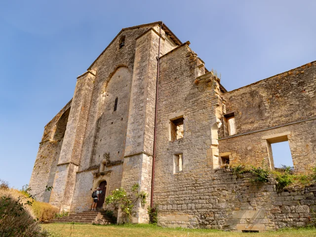 Randonneur sur le GR 652 à l'Abbaye Nouvelle de léobard