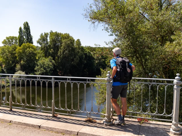 Randonneur sur le GR 652 arrivée sur la vallée du Lot