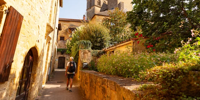 Randonneurs dans les ruelles de Gourdon