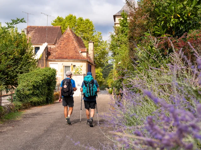 Randonneurs sur le GR 652 à Cazals