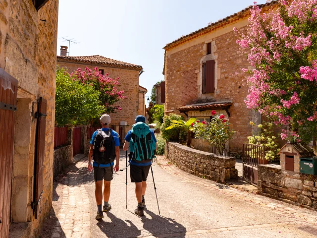 Randonneurs sur le GR 652 à Duravel