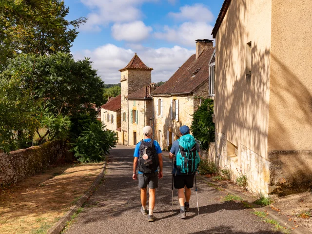 Randonneurs sur le GR 652, arrivée à Cazals