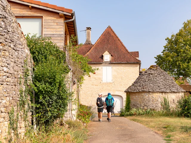 Randonneurs sur le GR 652, arrivée à Salviac