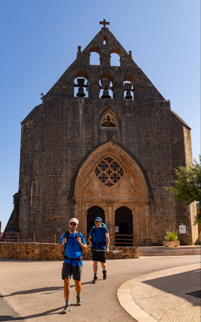 Randonneurs sur le GR 652, devant l'Eglise de Montcabrier