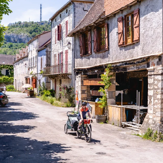 Sur la V86, vallée du Lot à vélo