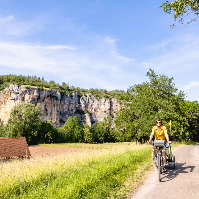 Sur la V86, vallée du Lot à vélo