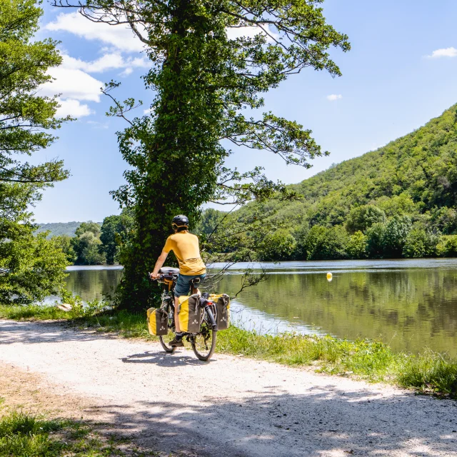 Sur la V86, vallée du Lot à vélo