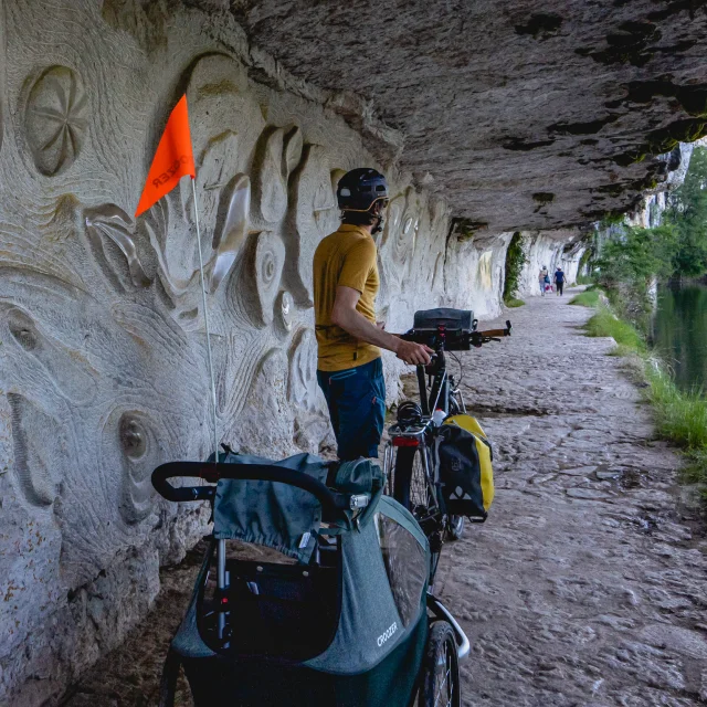 Sur la V86, vallée du Lot à vélo