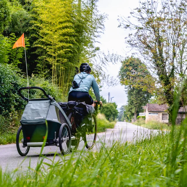 Sur la V86, vallée du Lot à vélo