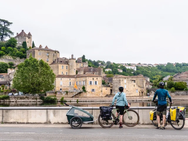 Sur la V86, vallée du Lot à vélo