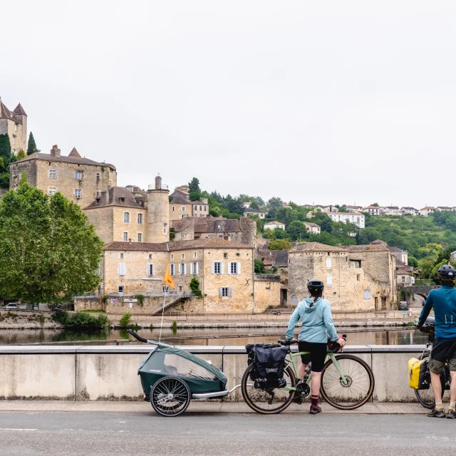 Sur la V86, vallée du Lot à vélo