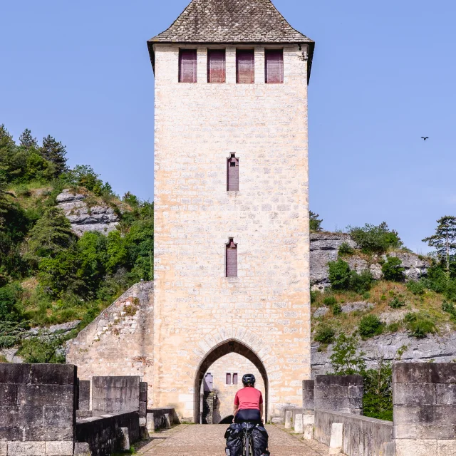 Sur la V86, vallée du Lot à vélo